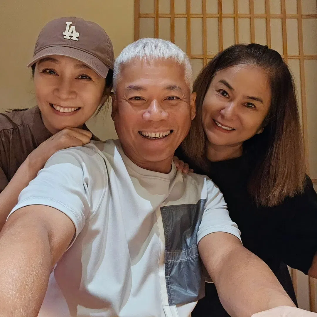 方文琳（左起）贴出与巫启贤、裘海正聚会照，唤起粉丝的回忆杀。（取自方文琳IG）