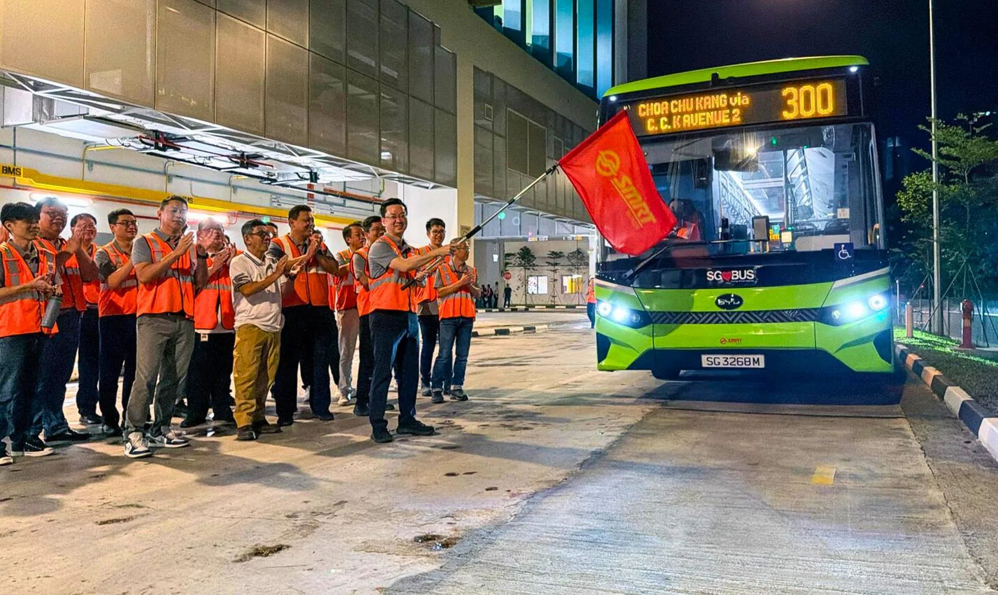 卡利巴株巴士车厂投入运作正式启用。SMRT巴士董事经理陈炳权星期六为首辆从新车厂出车的巴士主持挥旗。（取自SMRT脸书）