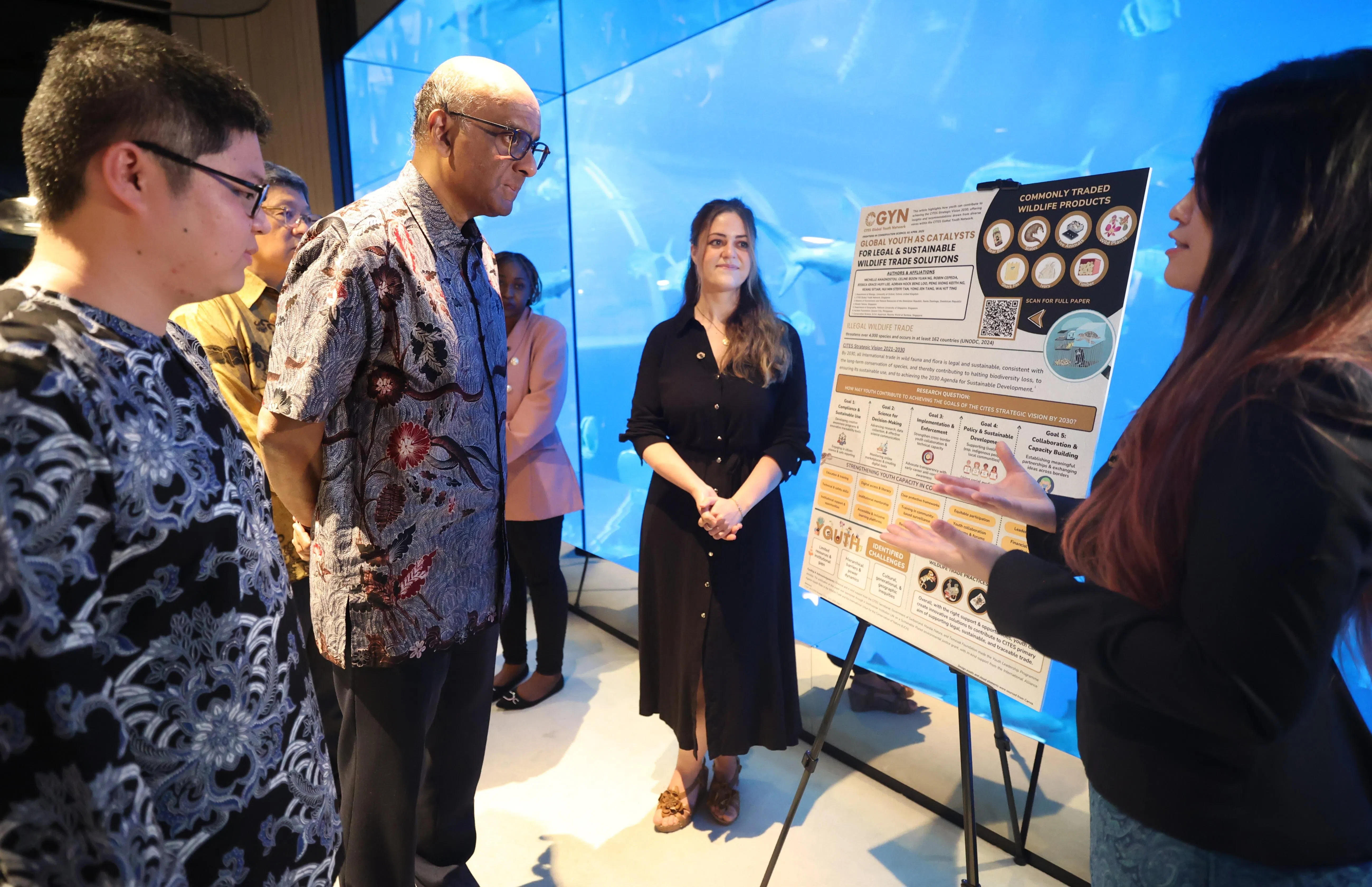 我国的CITES全球青年网络（CGYN）从5月27日至31日，在本地举办首届CITES全球青年峰会。活动主宾尚达曼总统（左二）星期二出席在新加坡海洋馆举行的开幕仪式。（郑一鸣摄）