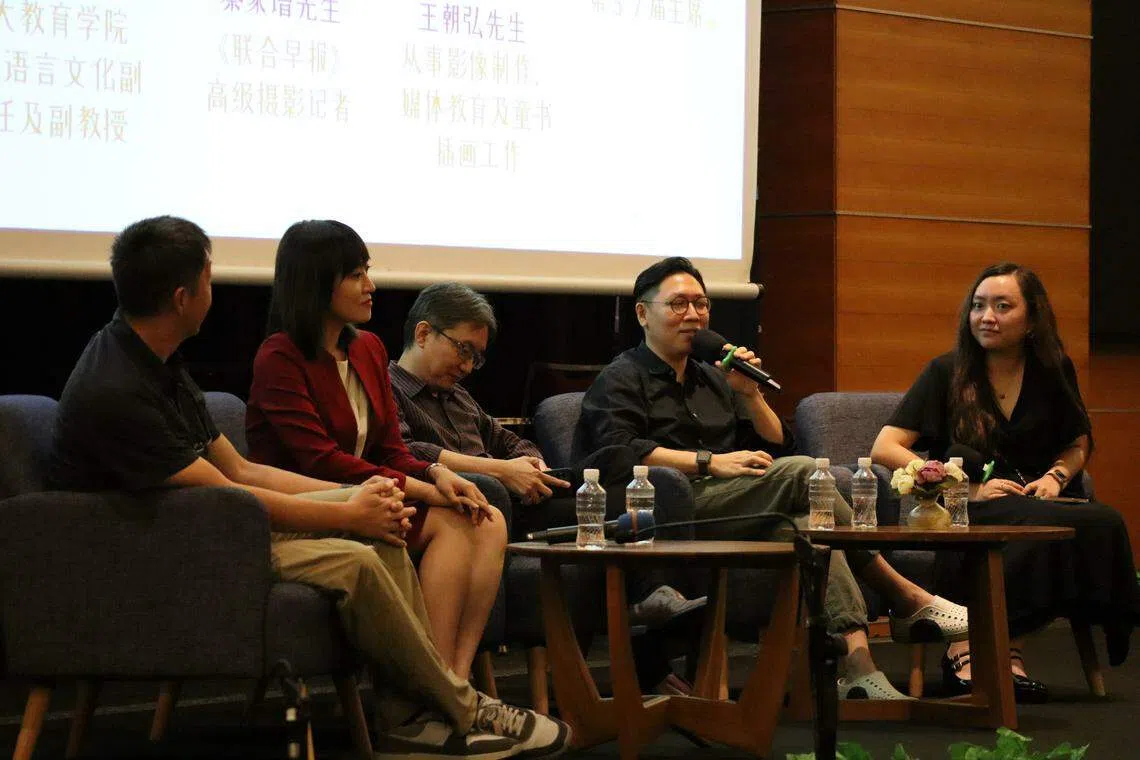 本地创意媒体人王朝弘（右二）在分享会上讲述自己难忘的学生通讯员之旅。（摄影通讯员刘瑞怡摄）