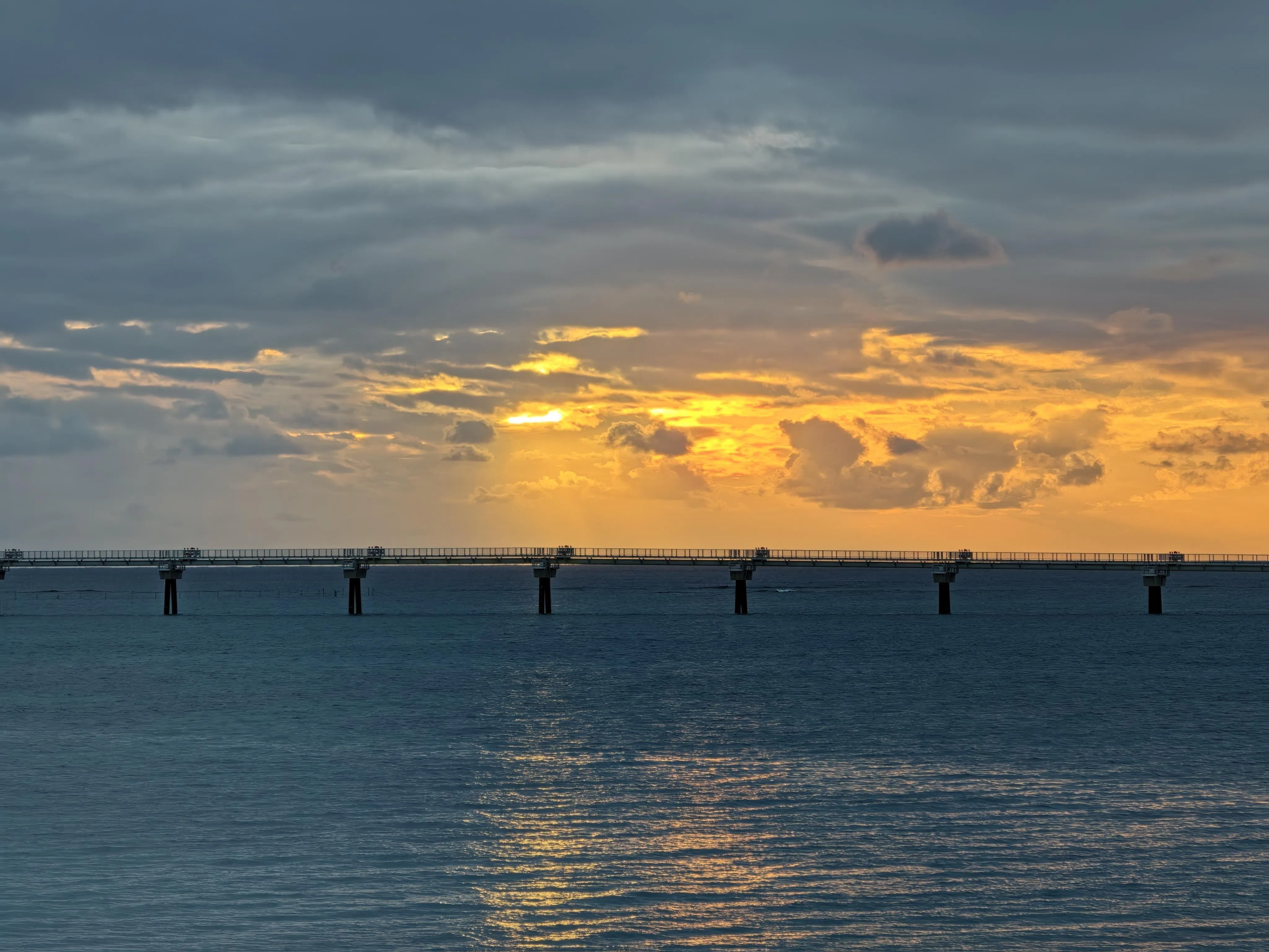 日落光影层次分明，色彩还原自然。（黄少伟摄）