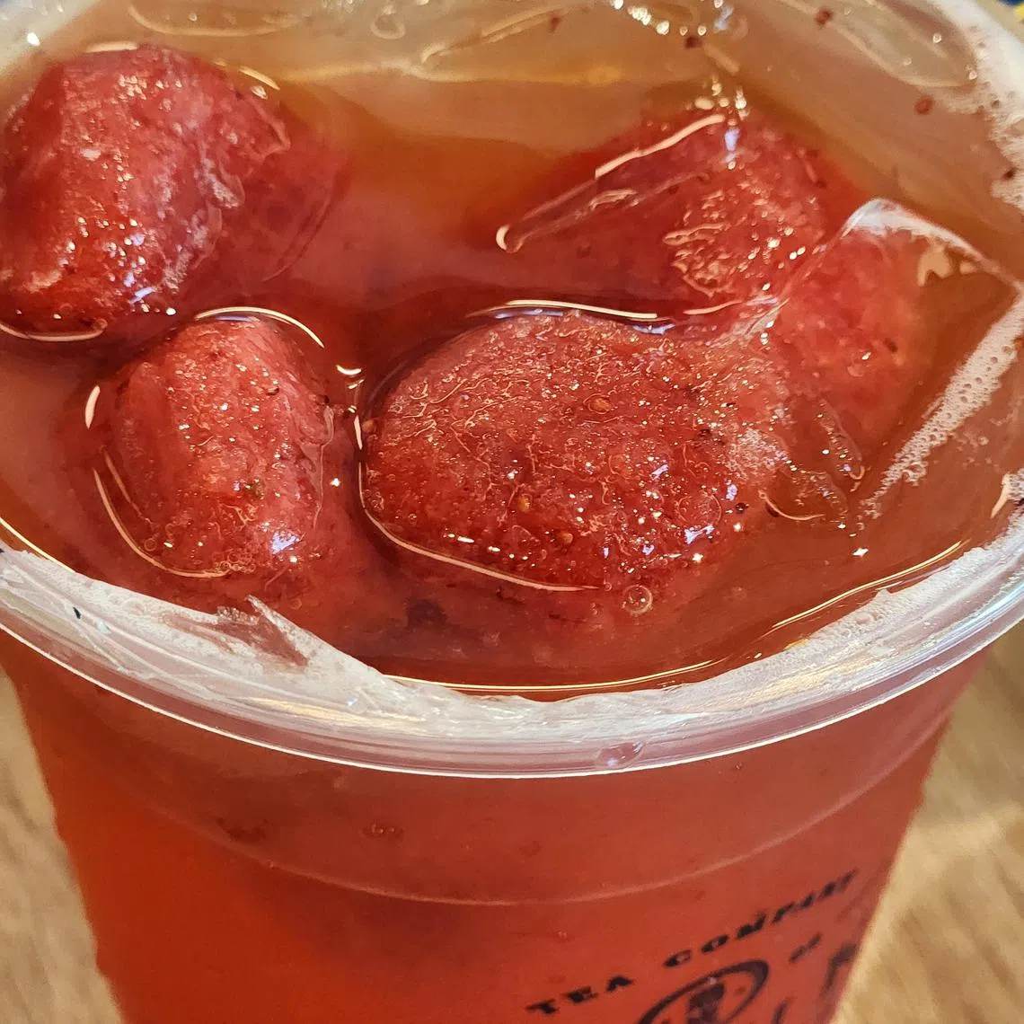 草莓波登是以高科技改变食物原貌，将草莓制成冰状，同时保留营养和膳食纤维。（陈爱薇摄）