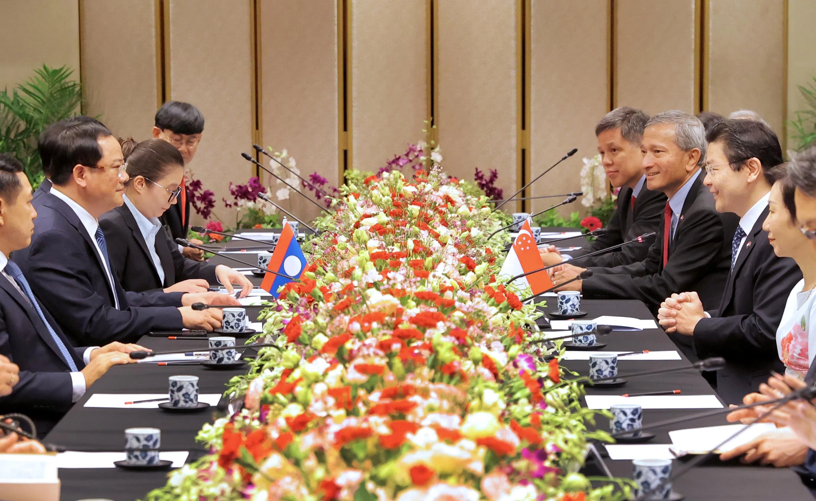 黄总理（右二）和宋赛（左二）举行双边会谈，参与会谈的我国内阁成员还有主管贸易关系的永续发展与环境部长傅海燕（右起）、外交部长维文医生以及教育部长陈振声。（数码发展及新闻部提供）