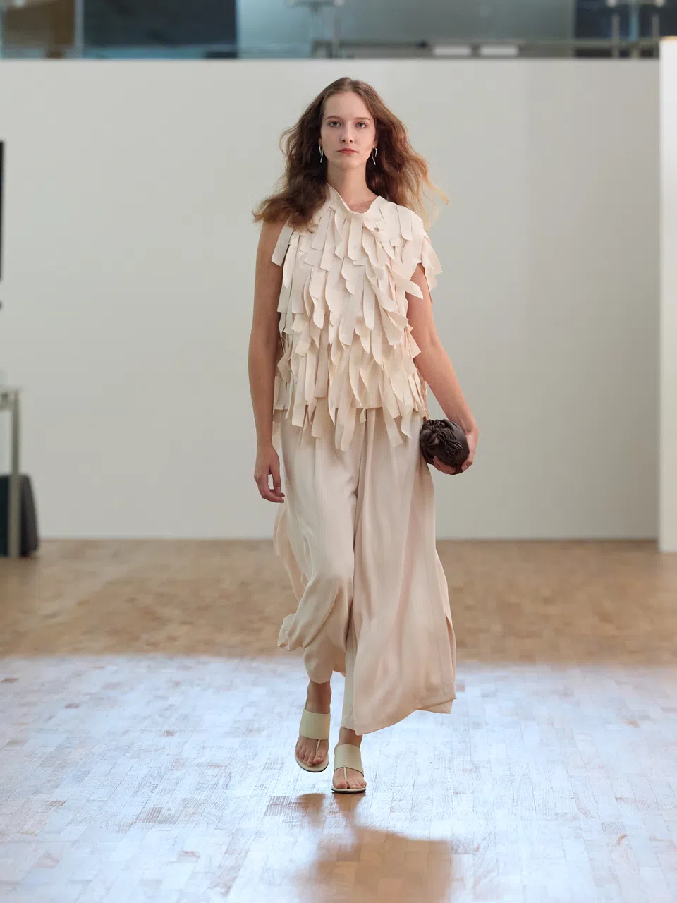 布条流苏上衣，有“捕光捉影”的意思。（品牌提供）