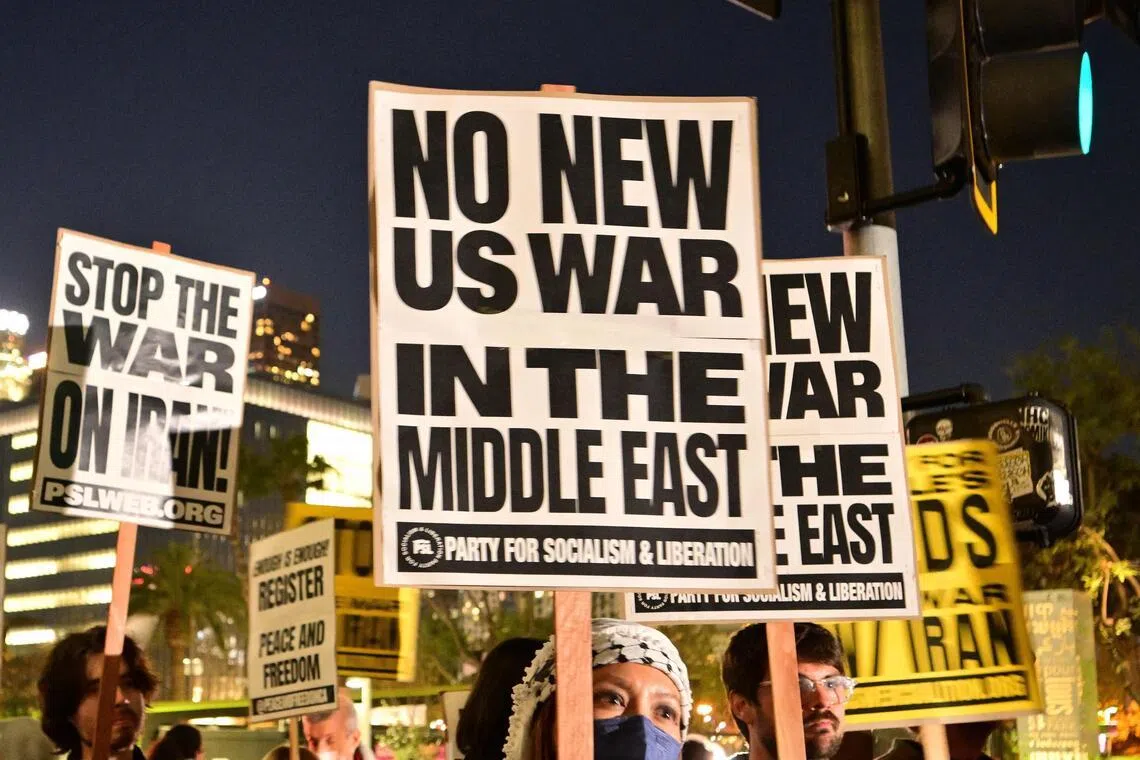 El 2 de marzo, residentes de Los Ángeles, EE. UU., se manifestaron para protestar contra el ataque militar estadounidense a Irán. (AFP)