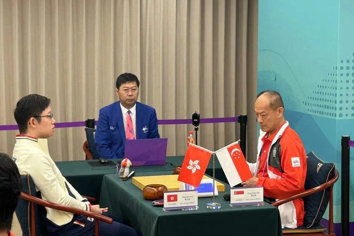 康占斌（右）在B组以第六名的成绩完成预赛。（新加坡围棋协会提供）