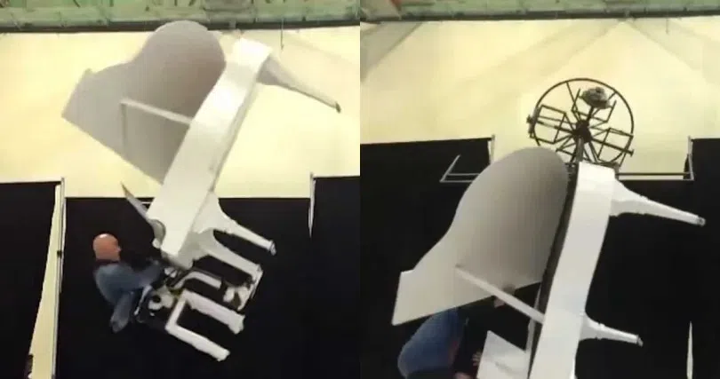 视频中的张卫健跟钢琴往下坠。（互联网）