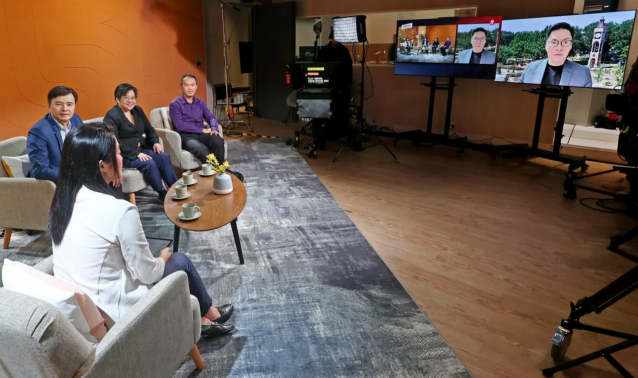 《联合早报》星期四晚推出“热点评论”直播节目，（右起）美国萨姆休斯顿州立大学政治学者翁履中副教授（荧幕）、早报国际新闻高级记者蓝云舟、早报副总编辑韩咏红和新加坡国际关系研究专家李明江副教授，从多方角度剖析美国总统选举结果对区域和世界的影响。节目由早报影音群主任王舒杨（背对镜头）主持。（陈渊庄摄）