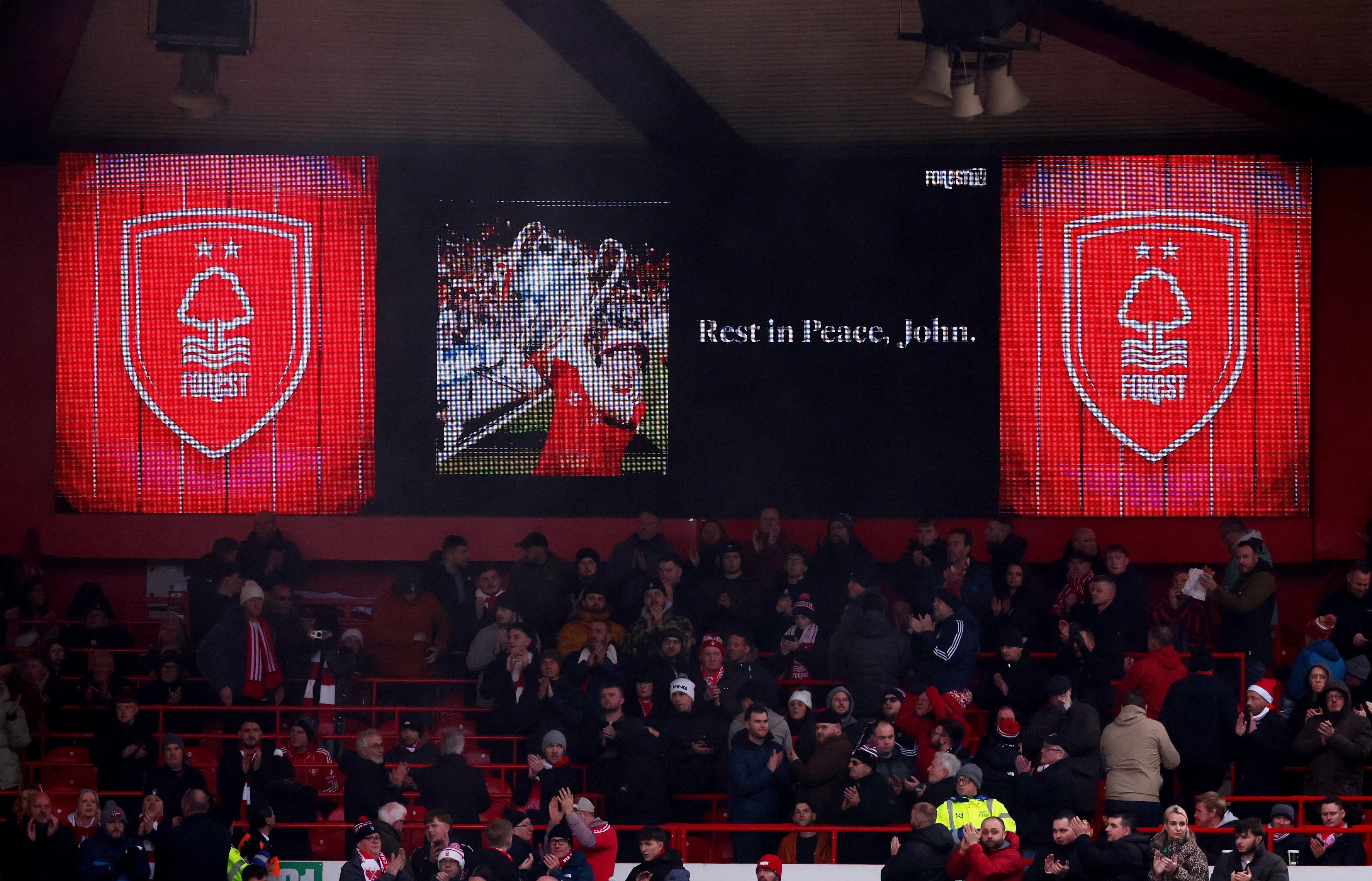 约翰·罗伯逊曾助森林两夺欧洲杯冠军，他在今年的圣诞节病逝，终年72岁。赛前，森林主场屏幕也放出他的照片并配文：“安息吧，约翰”，向这位传奇致敬。（路透社）