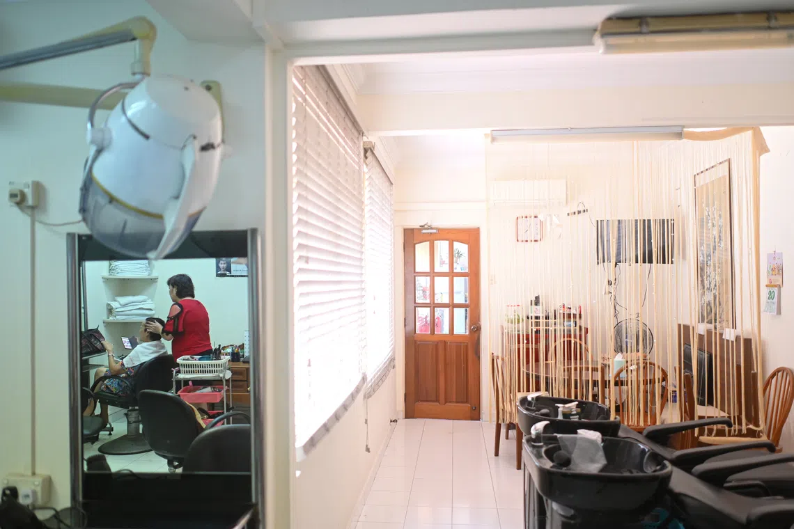 传统理发店、旧式理发院走过岁月，已渐渐式微。但杨瑞妹仍守着阿姨留给她的一爿小店。（ 李冠卫摄）