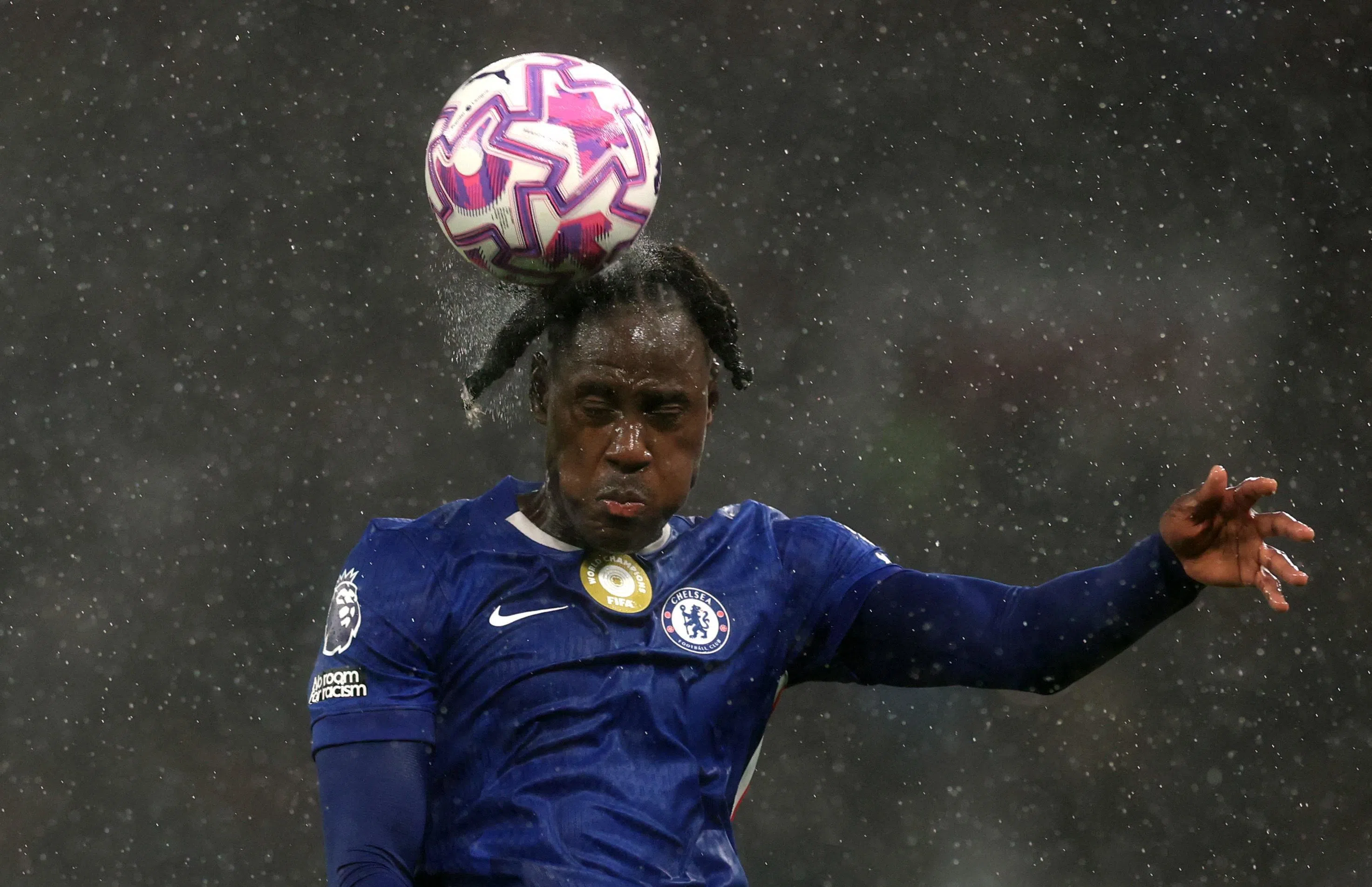 蓝军中卫查洛巴在上场联赛吃到红卡离场，但在欧冠赛场可以正常出战，这对蓝军后防来说意义重大。（路透社）