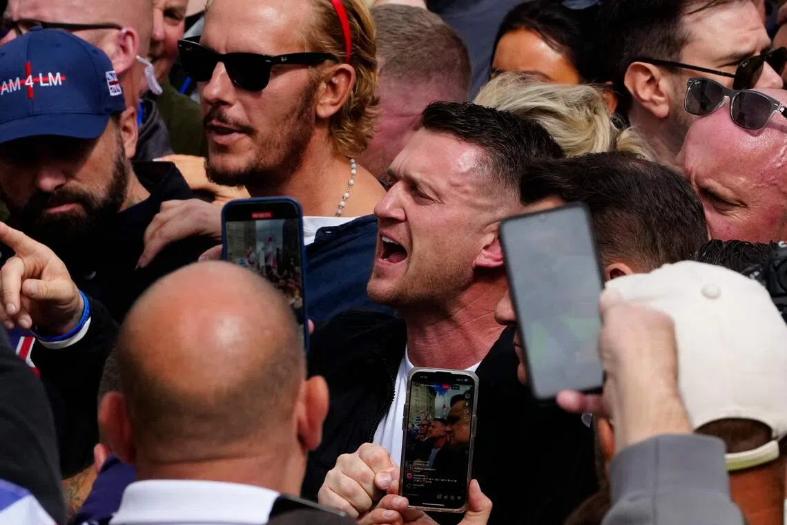 发起“团结王国”游行的反移民活动人士鲁宾逊赞扬示威者展现了“爱国主义的浪潮”，并对支持者喊话：“今天是英国一场文化革命的火花，这一刻属于我们。”（法新社）