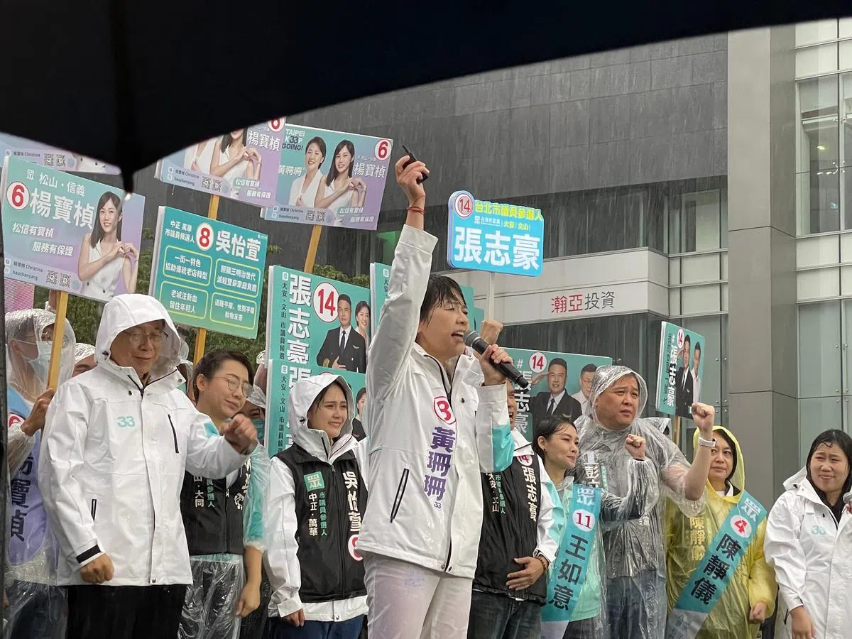 2022年10月30日，无党籍台北市长候选人黄珊珊，在风雨中举办了首场大型造势活动。（庄慧良摄）