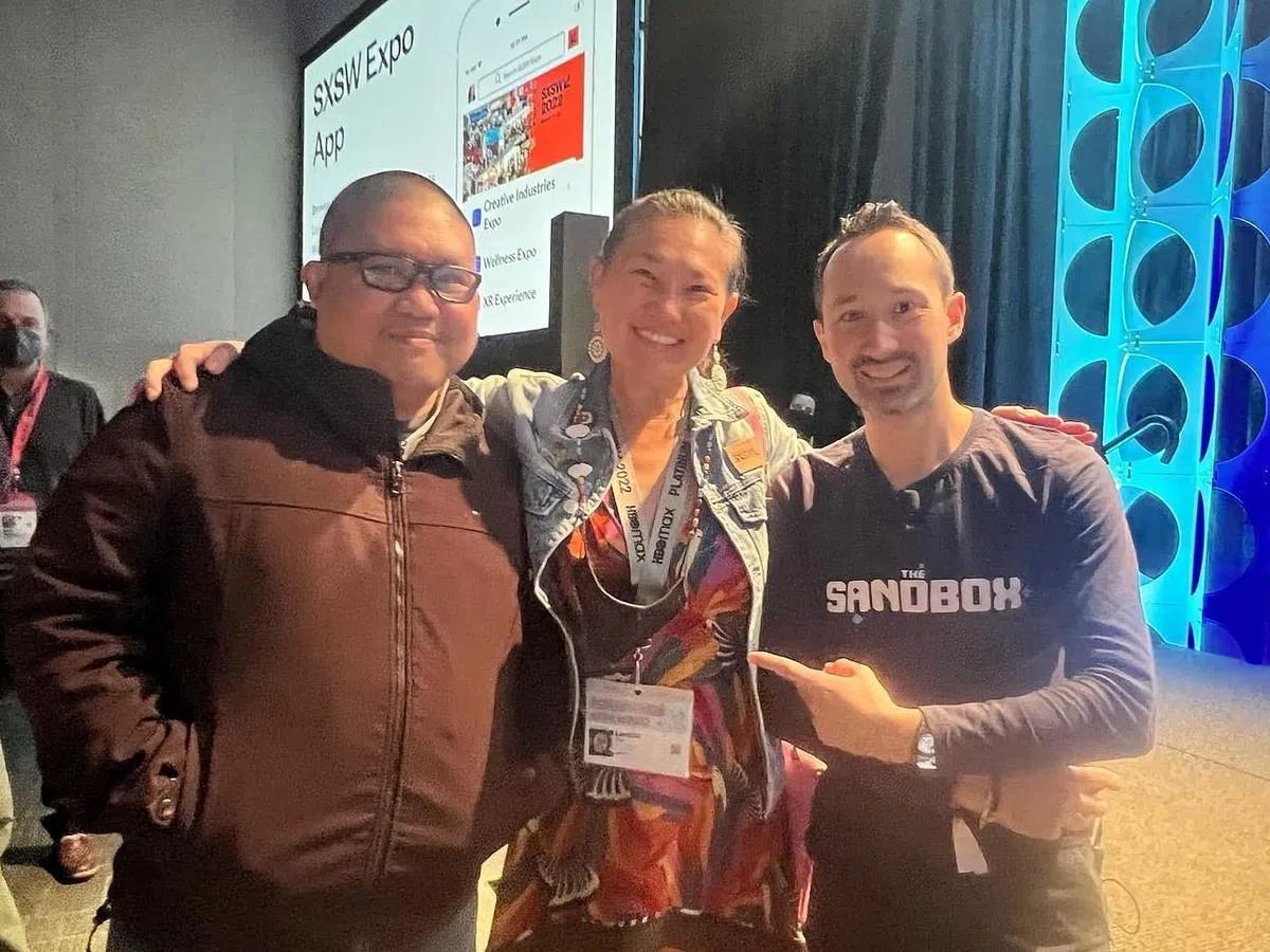 陈仙凤和公司另一名创办人Ruel Sarmiento（左）最近在美国SXSW创意盛会上跟Sandbox创始人Sebastien Borget（右）合影。（受访者提供）