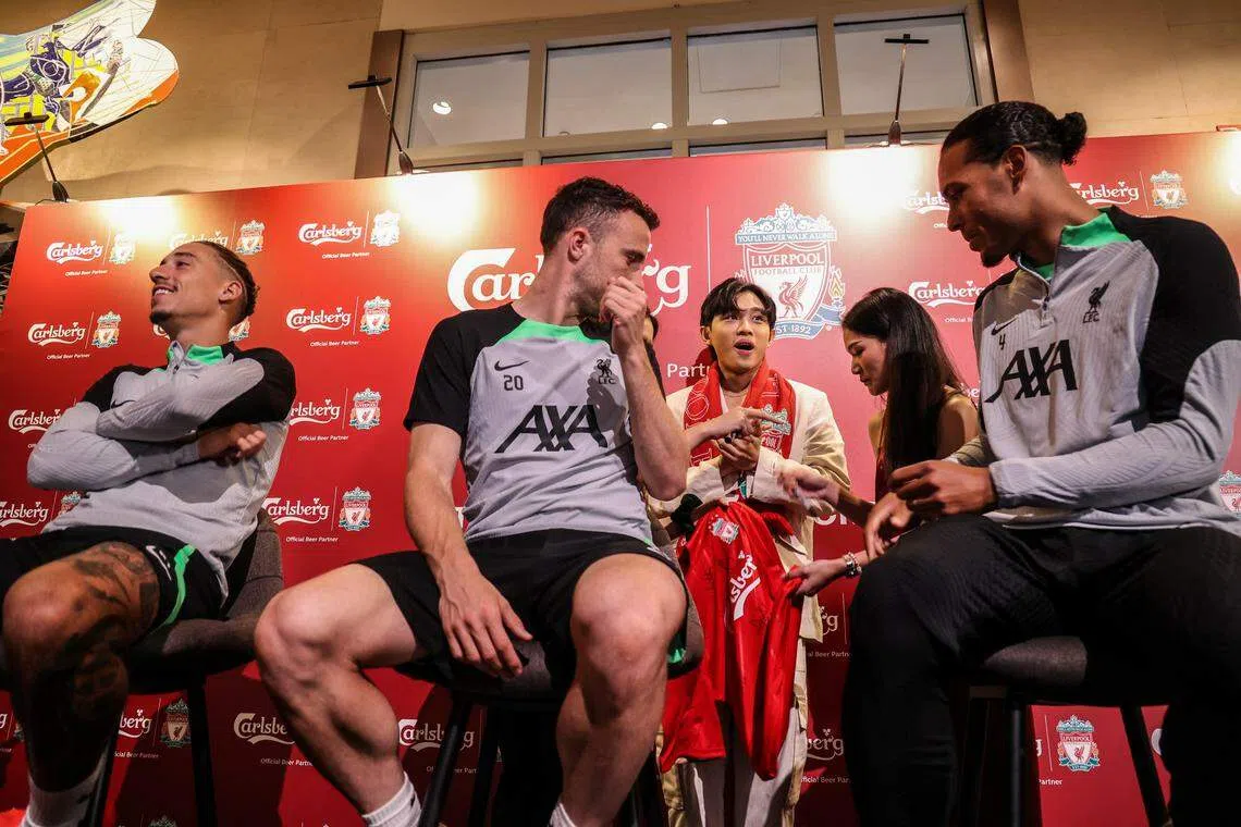 这名球迷（右三）的服装被球员选为当天最佳，他对此感到难以置信。（关俊威摄）