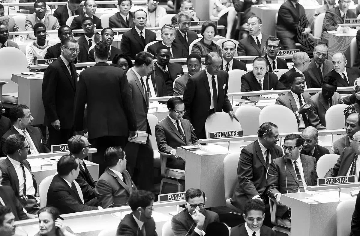 新加坡1965年成为联合国一员，时任副总理的杜进才（中，坐者）率团参加第20届联合国大会，右边为首任外交部长拉惹勒南。（联合国提供）