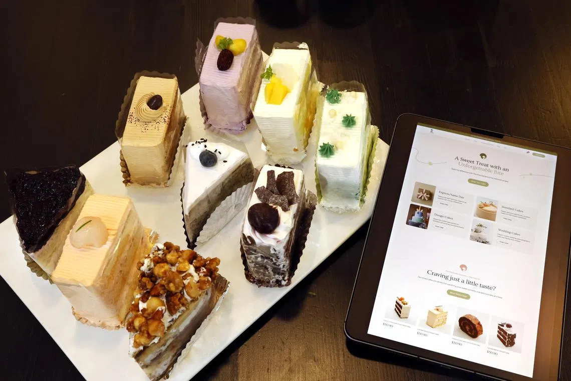 除了靠新口味吸引顾客，松园饼屋也计划推出新的交互式网页，在数码化时代加强客户体验。	（邝启聪摄）