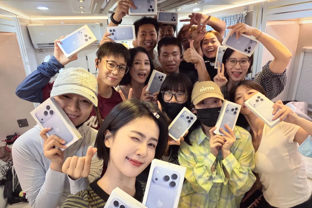 被赞是“天使” 白鹿豪送团队人手一台最新iPhone