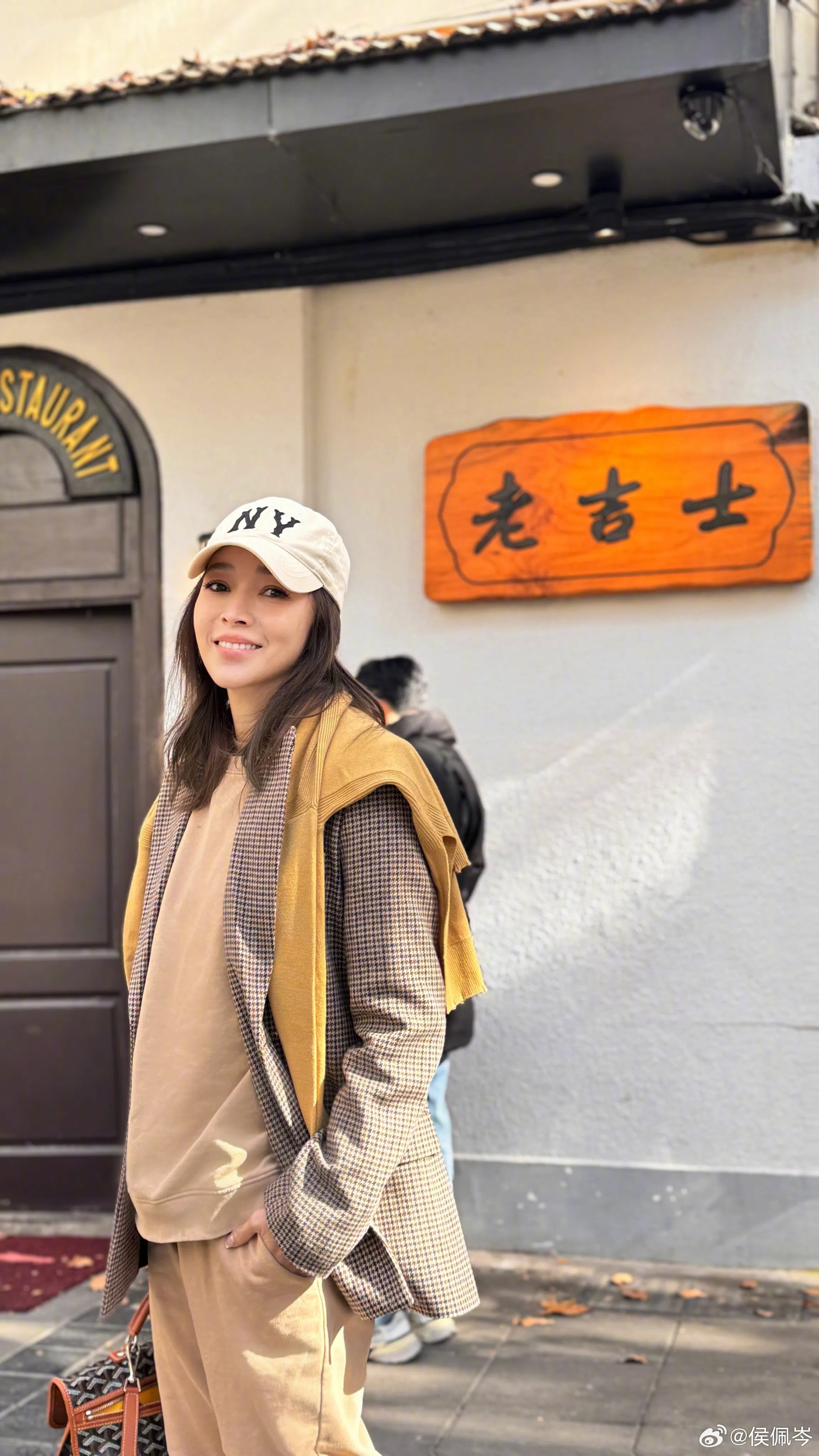 侯佩岑在中国真人秀综艺《再见爱人》担任观察室成员。（取自侯佩岑微博）