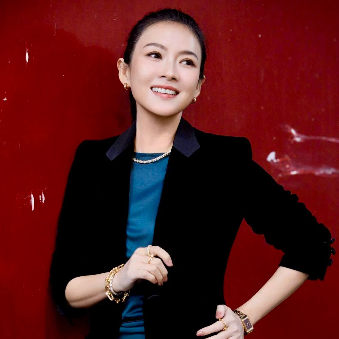 章子怡出席香港电影编剧家协会颁奖典礼，受访时透露为了新片增重约10公斤。（取自艺人微博）