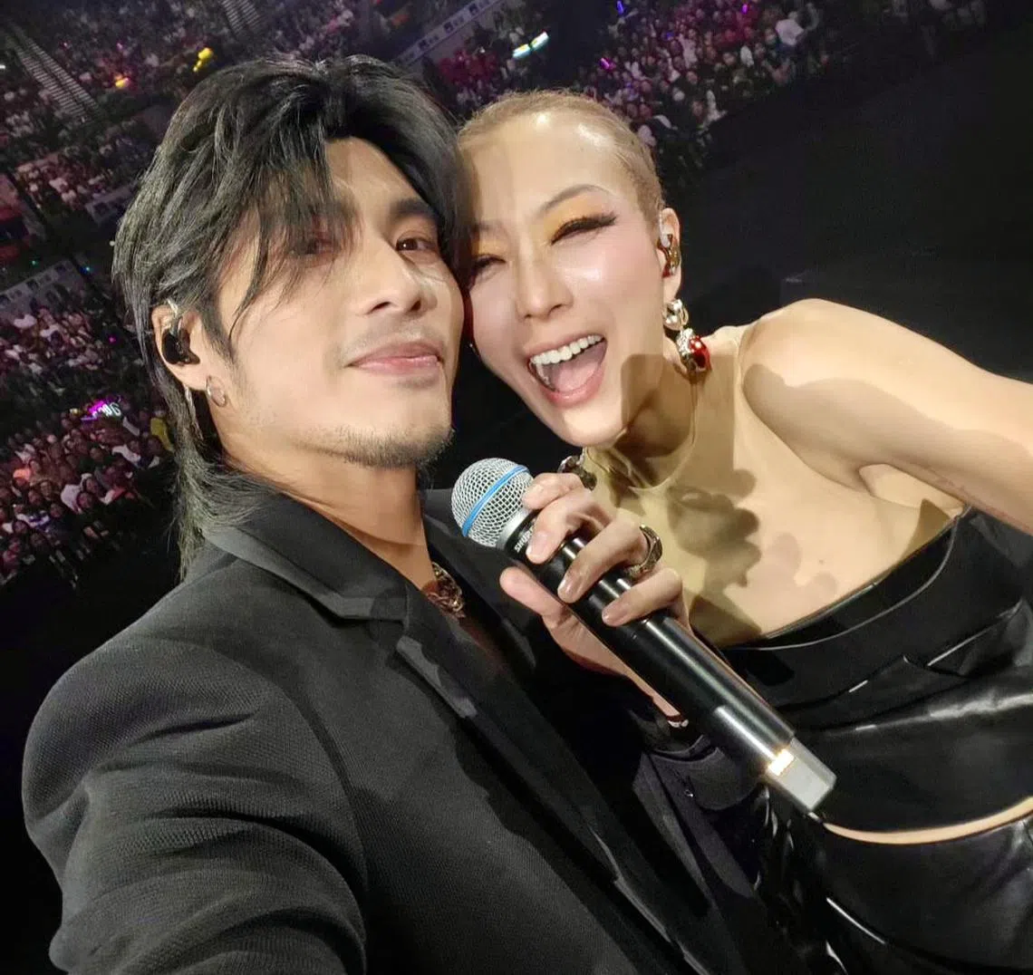 周殷廷（左）7月应邀担任郑秀文其中一场演唱会的嘉宾。（取自艺人IG）