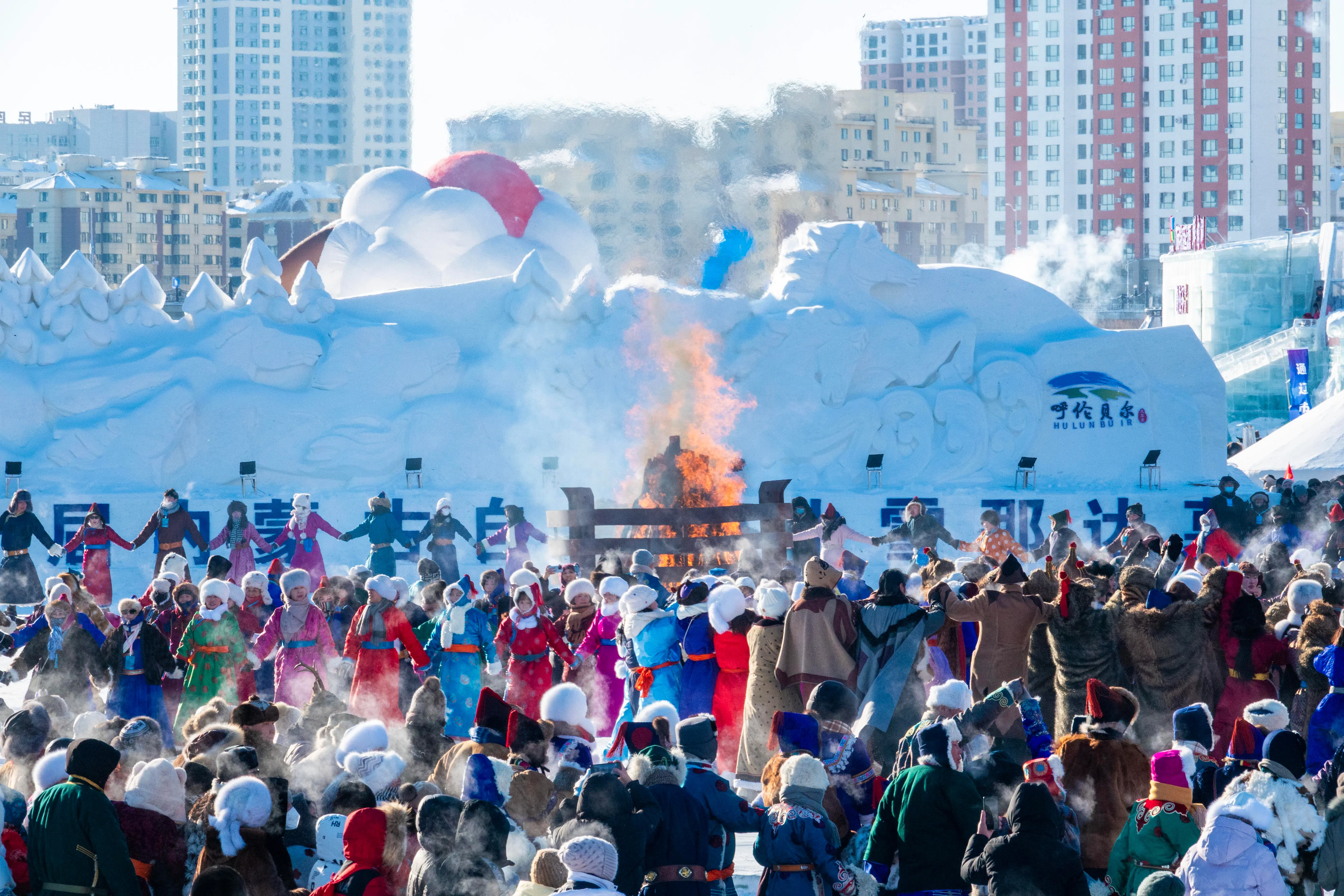 东西跨度2400余公里的内蒙古，在立春之时，仍有雪落大漠的景象。（中新社）