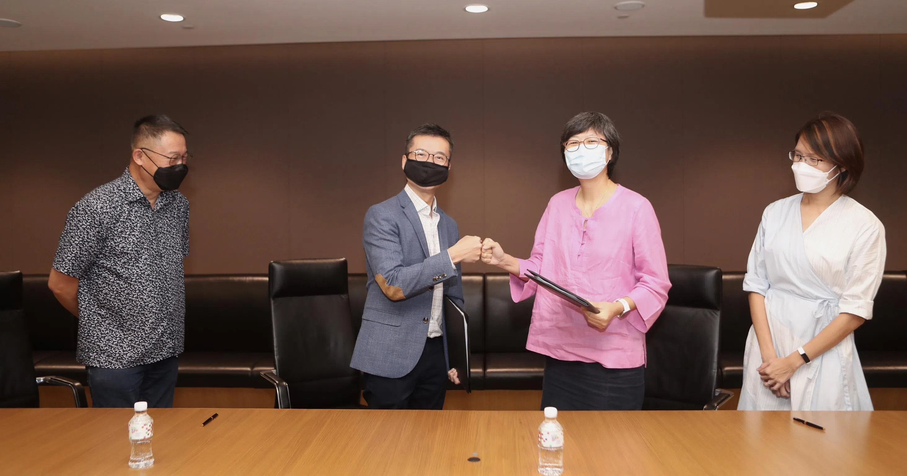 2022年3月17日，新报业媒体华文媒体集团社长李慧玲（右二）与新加坡华族文化中心总裁刘思伟（左二），重新签订战略合作框架协议与早报文创空间合作协议。在场的还有华族文化中心节目处长李仪文（左一）以及华文媒体集团营运总编辑罗文燕。（档案照片）