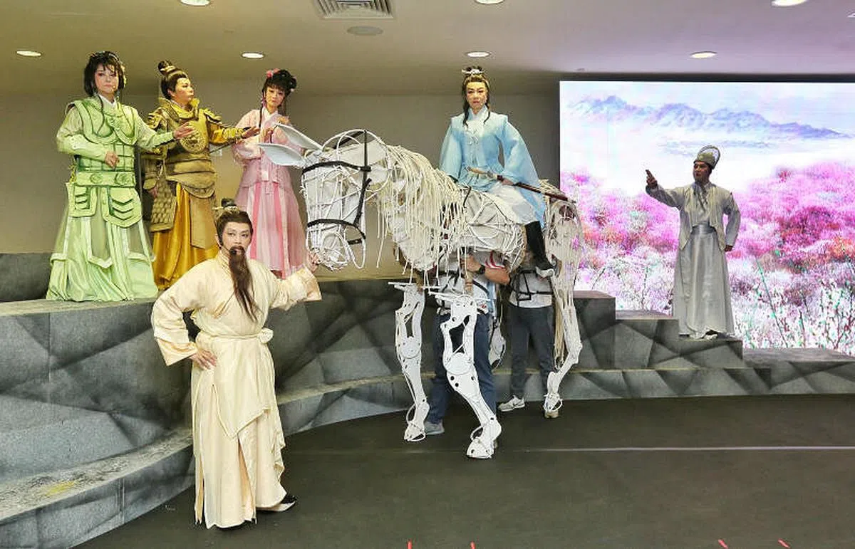 南华潮剧社请吴文德执导的《情断昆吾剑》，曾到中国潮州和广州演出，是受到好评的剧目之一。（档案照）