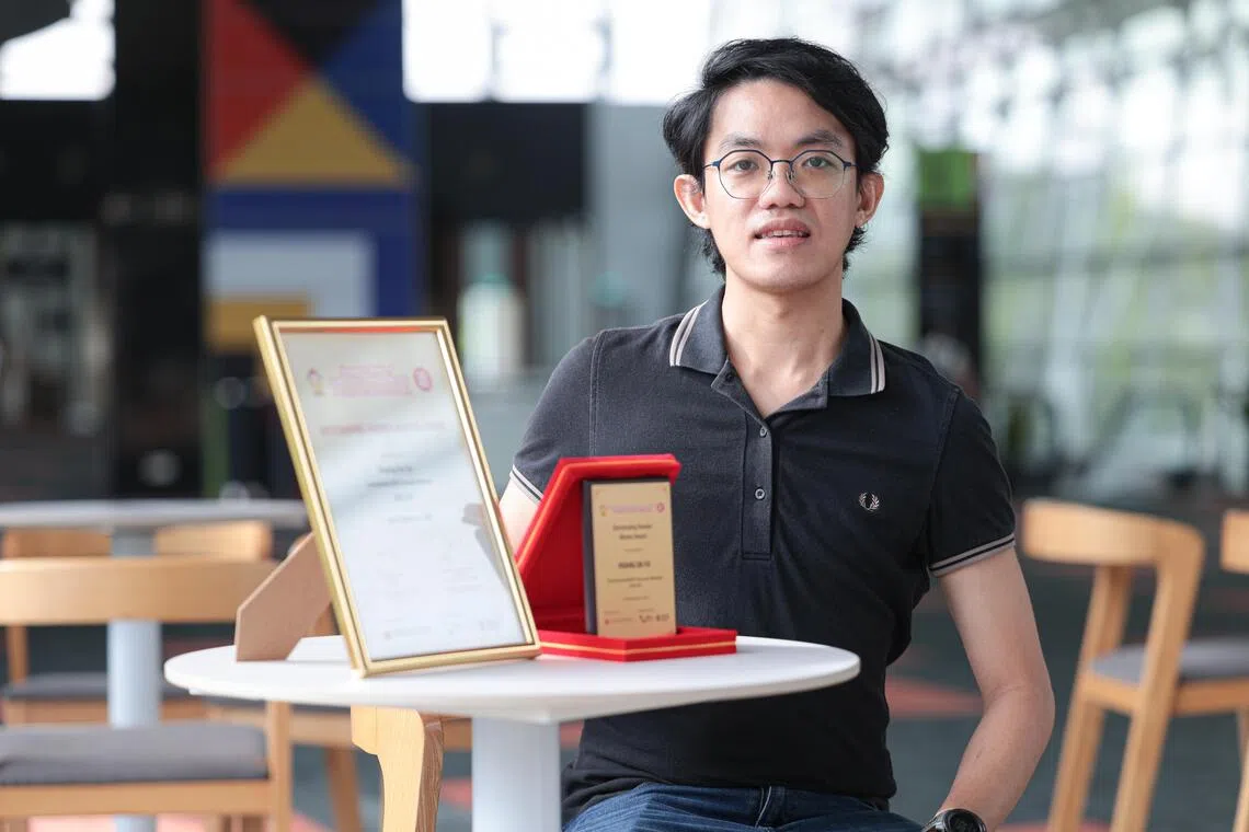 张俊明在联邦弯巴刹与熟食中心经营“黄大福”肉脞面摊已10年。他在经营生意的同时不忘指导员工，鼓励他们创业，因此获得今年的杰出小贩导师奖。（李冠卫摄）