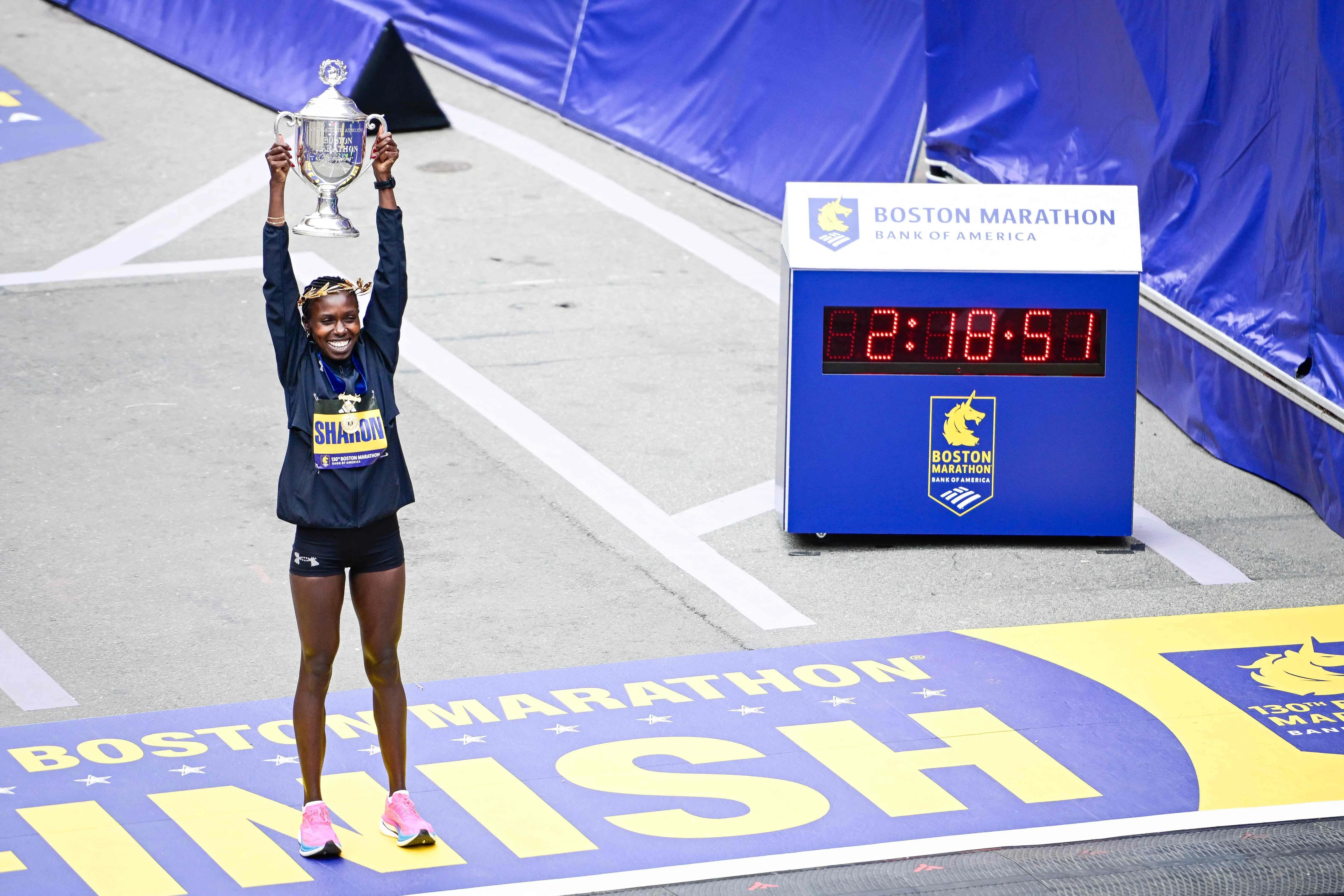 莎朗·洛凯迪在女子组以2小时18分51秒的成绩摘得桂冠。（法新社）