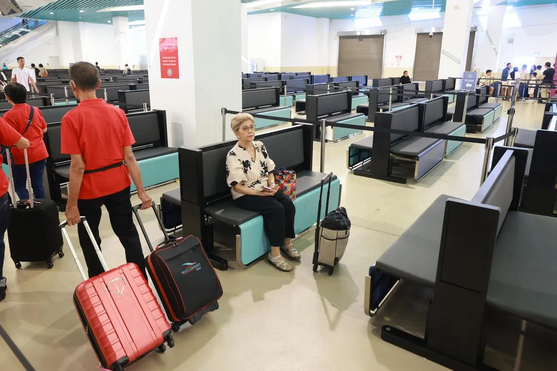 翻新后的行李提取区安装多用途行李台，在没有行李时可转变为座椅，供旅客休息。（唐家鸿摄）