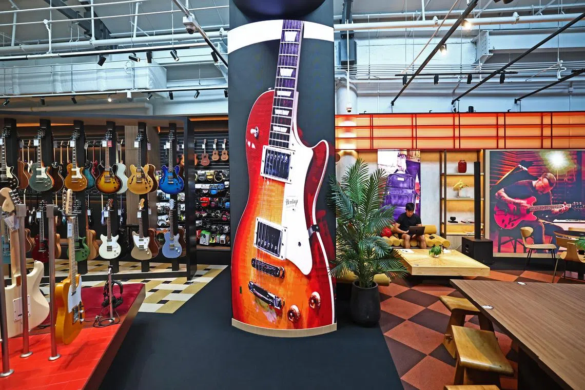 瑞立乐器的产品不拘一格，从乐器、麦克风、耳机到生活周边商品都有。（陈渊庄摄）