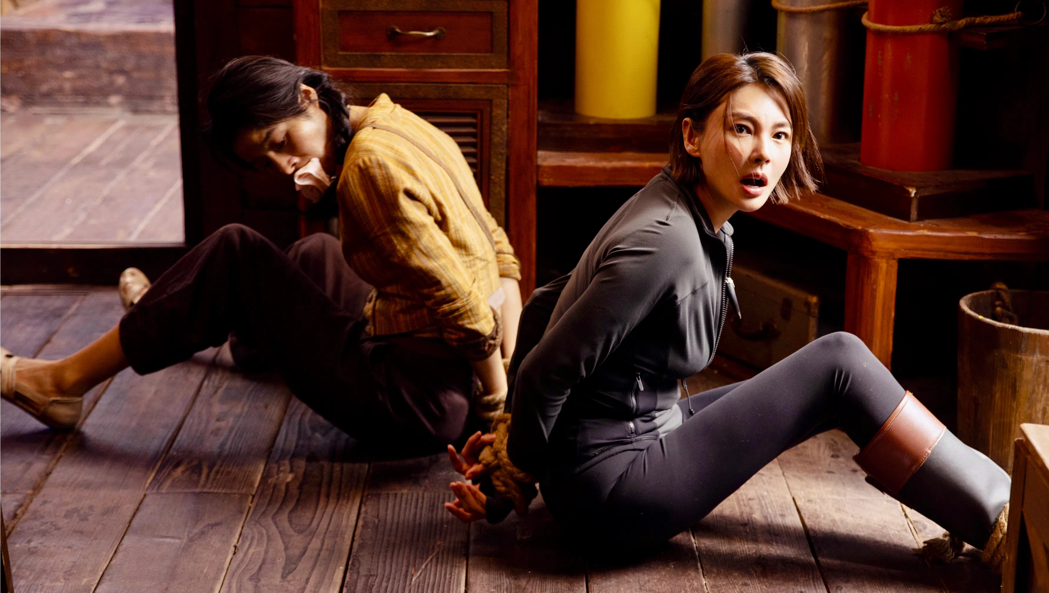 张雨绮（右）在《南海归墟》第三次出演女主角Shirley杨。（取自《南海归墟》微博）