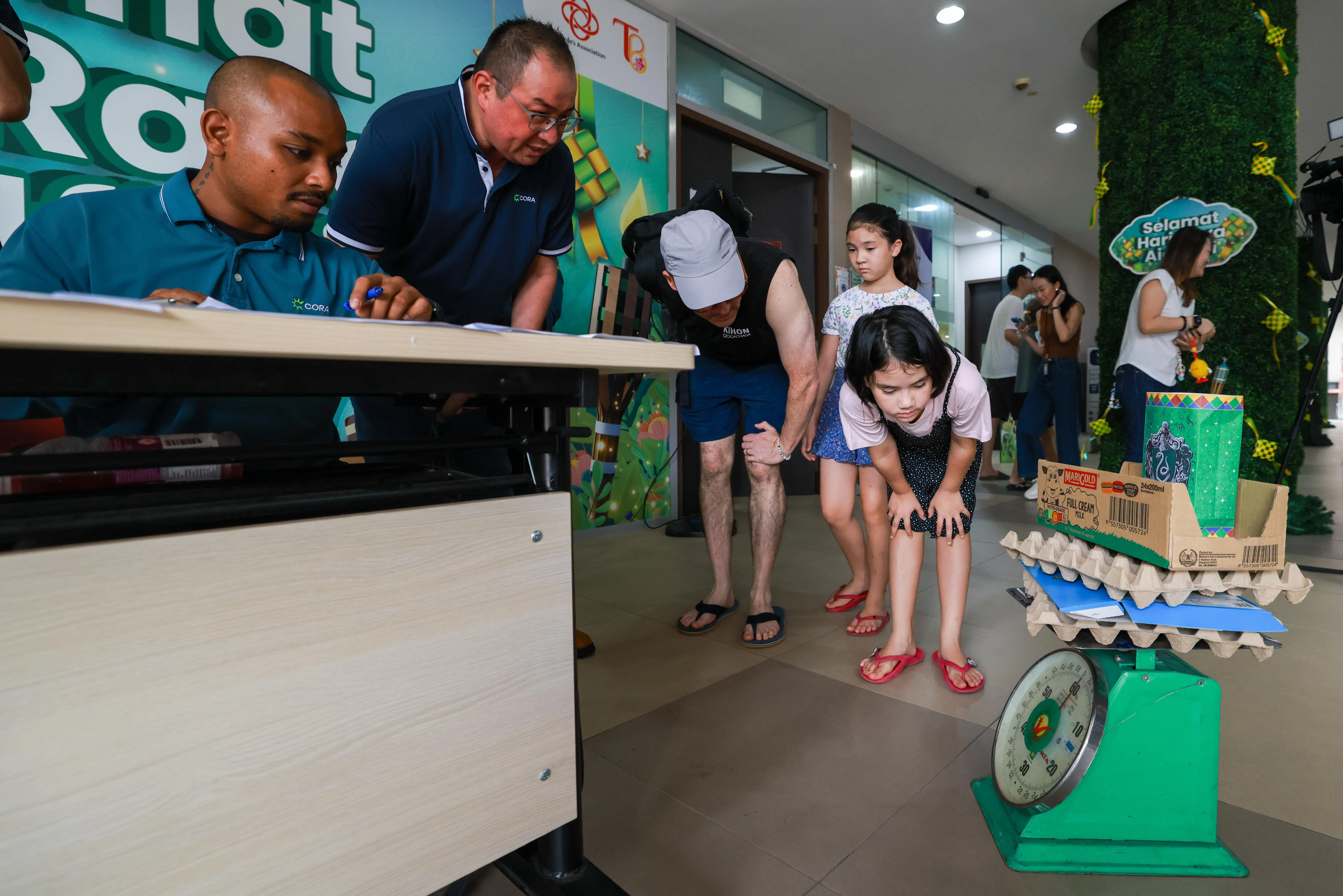 每回收一个纸箱、一个铝罐，都是对社区环境多尽一分责任。（陈斌勤摄）