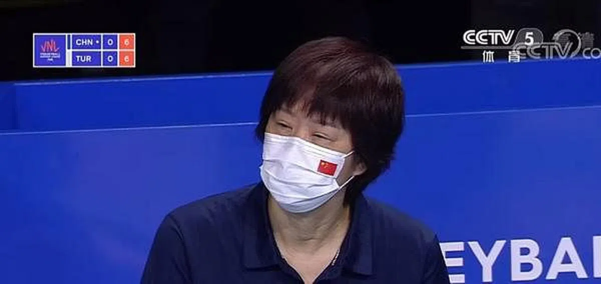 她在隔天对阵世界劲旅土耳其队时一直安静的呆坐着，戴着口罩的她露出一双疲惫红肿的双眼，被媒体指“像是大哭一场后的样子”。（视频截取）