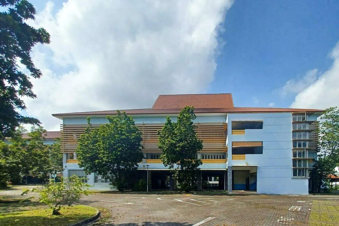 前励进中学2016年1月并入法嘉中学后，中文名字沿用励进中学，英文名则是Fajar Secondary。2023年，励进中学与群立中学（Greenridge Secondary）再合并，英文名取后者，中文继续保留为励进中学。（取自新加坡土地管理局脸书）