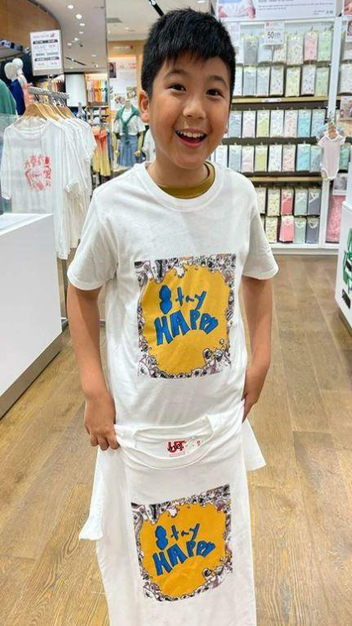 Ashton为妈妈设计了印有“Stay Happy”（保持开心）字样的T恤。（受访者提供）