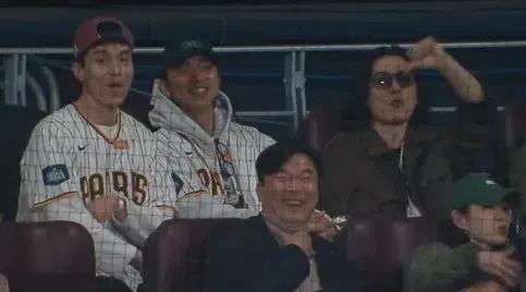 “死鬼”CP李栋旭和孔刘（后排穿白色球衣）旁边还坐着金材昱（后排右）。（互联网）