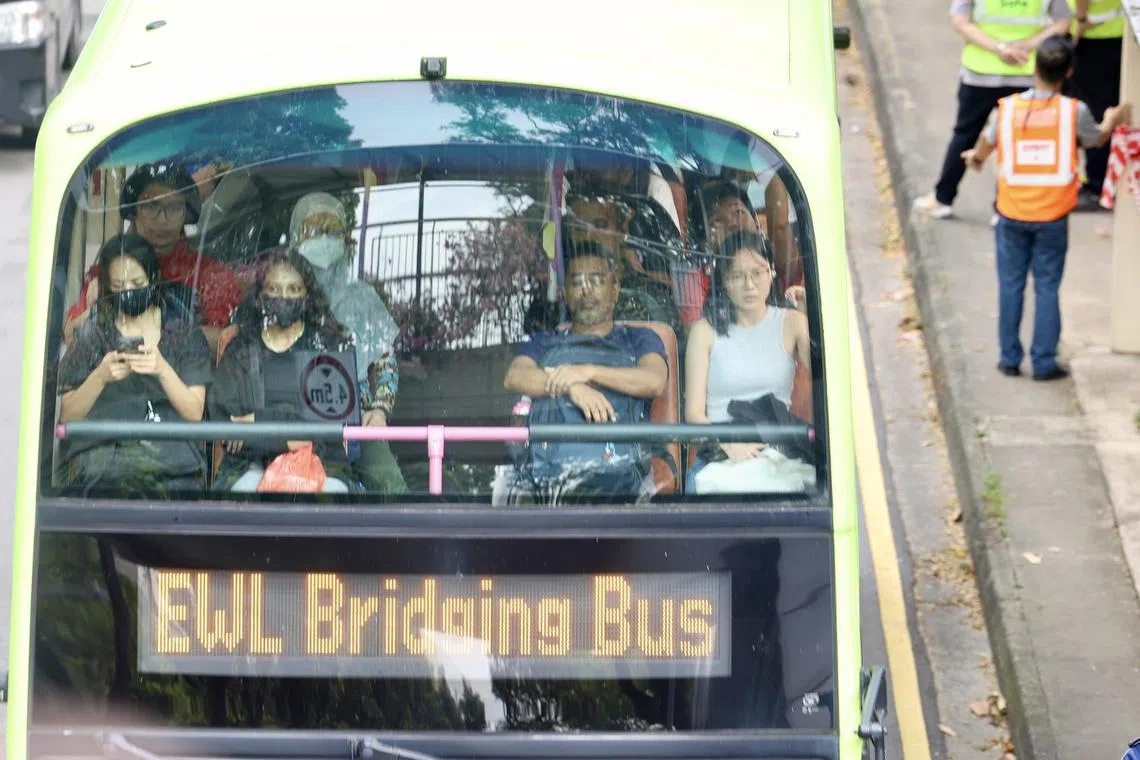 为缓解地铁东西线连续六天局部中断带来的不便，当局在裕廊东站和波那维斯达站之间提供免费接驳巴士。（邝启聪摄）