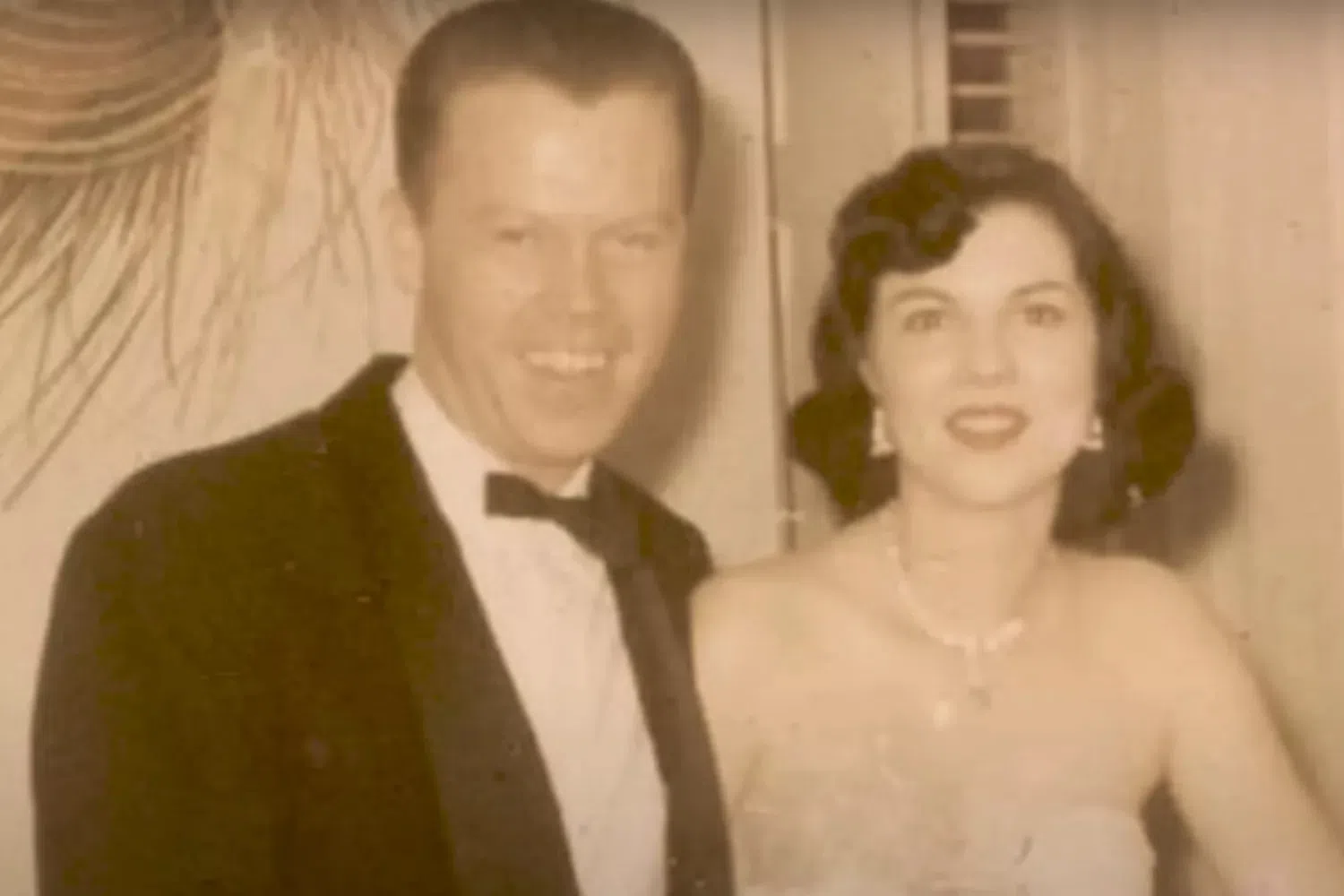 泰勒丝的外公外婆Robert Finlay（左）和Marjorie Finlay非常恩爱。（互联网）