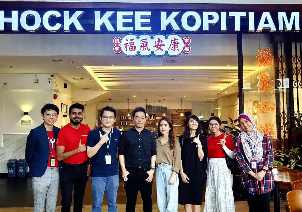 福气安康创办人黄裔勋（左四）说，他希望福气安康能天天陪着顾客，所以除夕和农历新年期间也不休假。（图/福气安康提供）