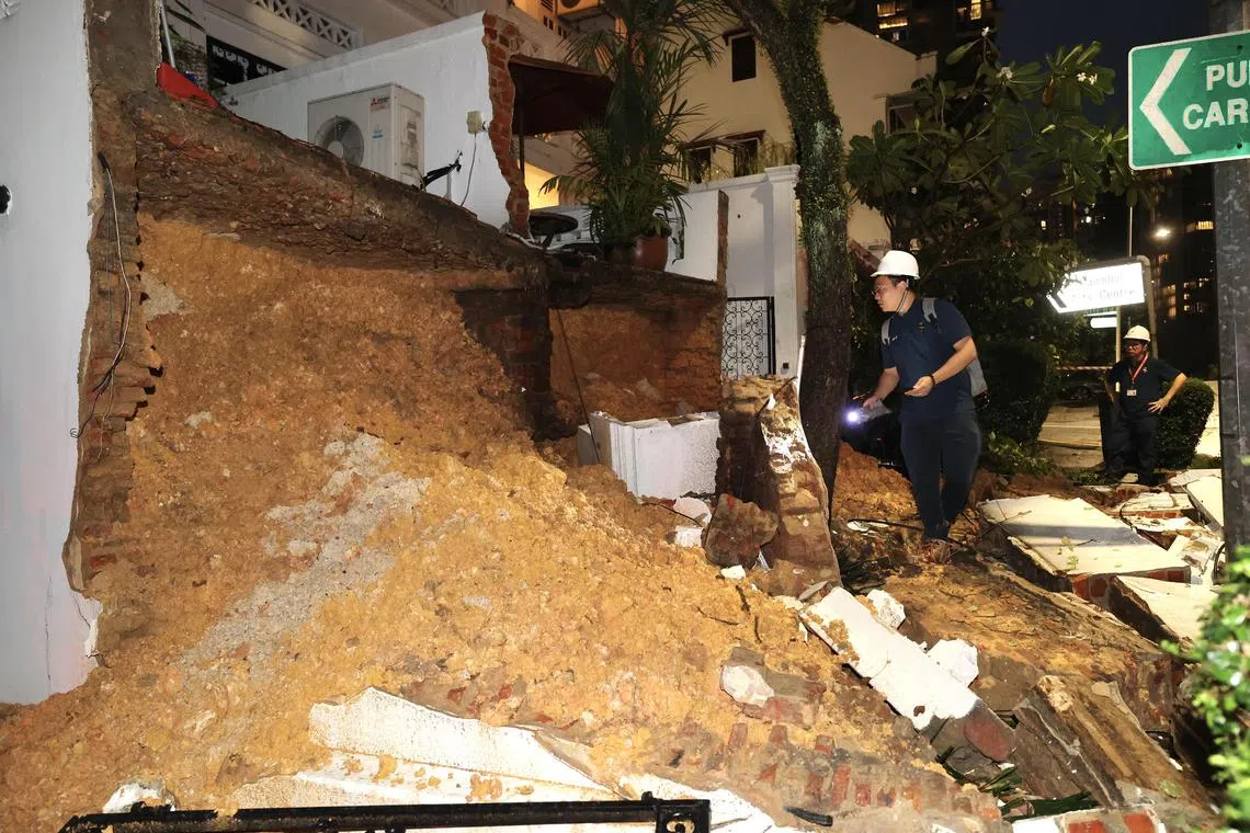 建设局人员在场进行初步调查。（邬福梁摄）