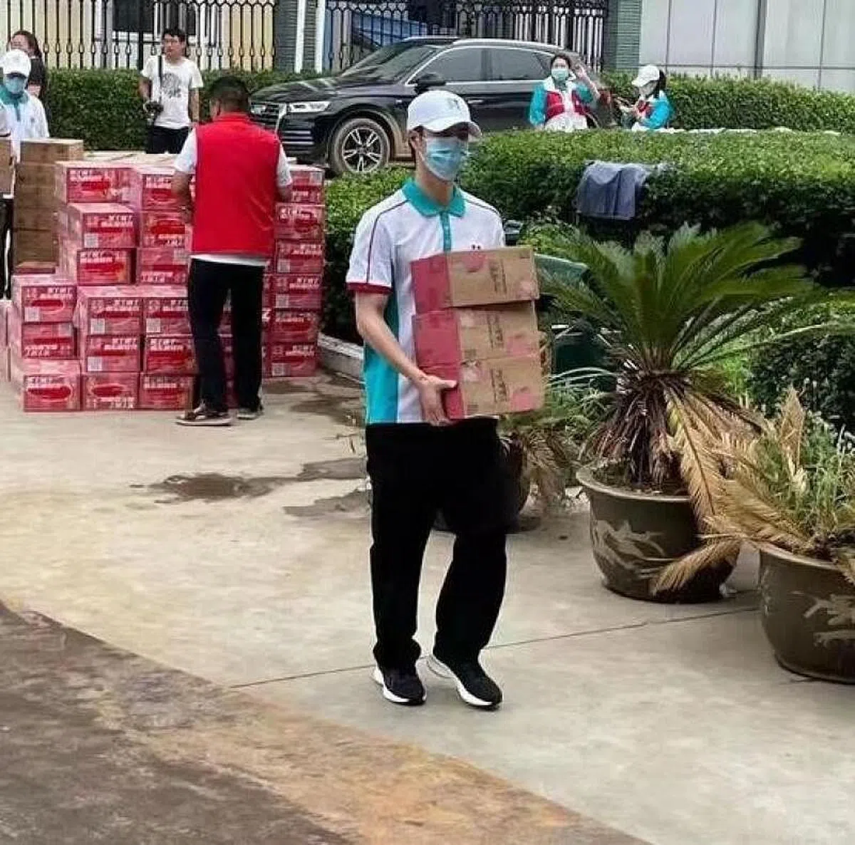 王一博搬运物资。（网络）