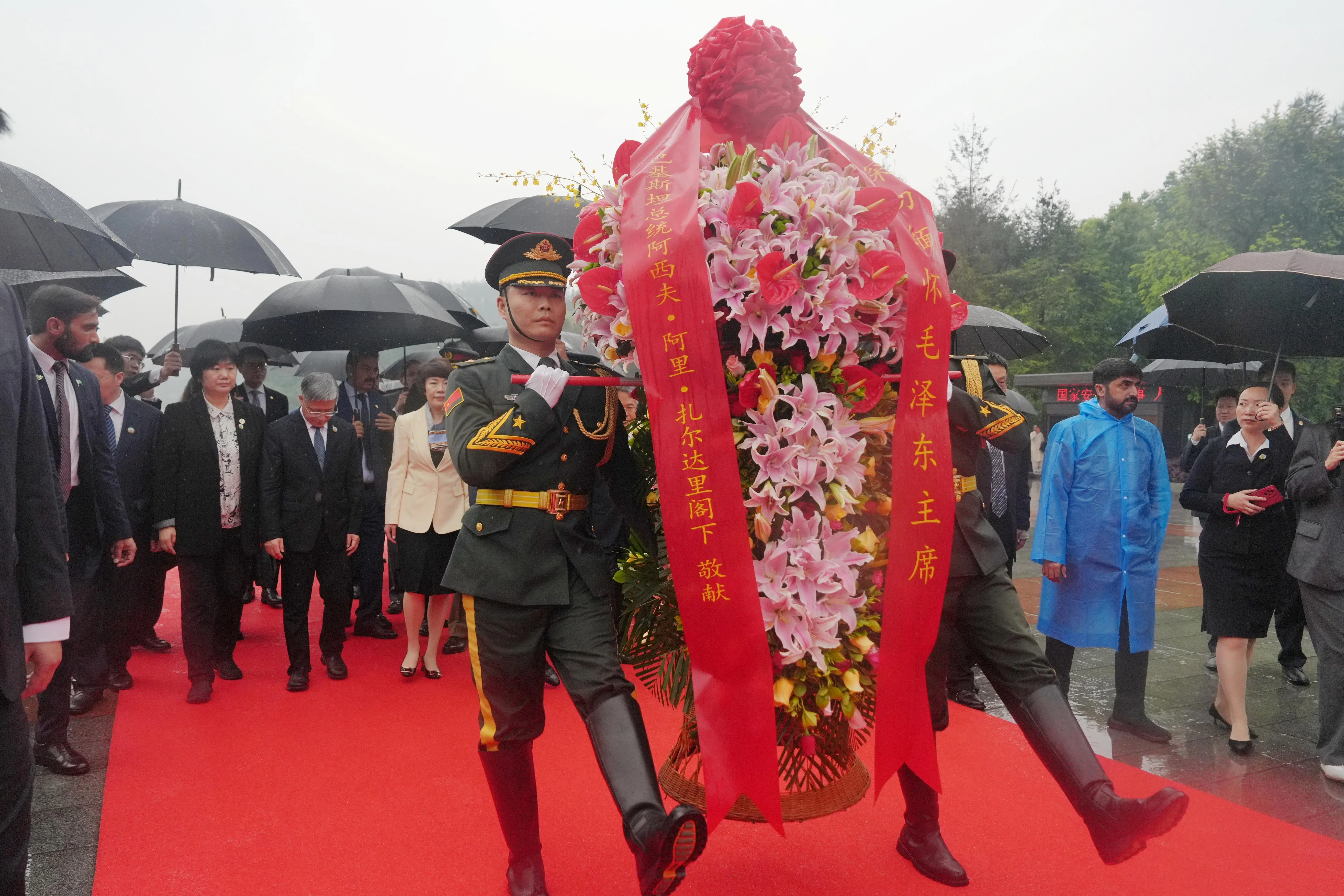 巴基斯坦总统扎尔达里向毛泽东铜像敬献花篮。（中新社）