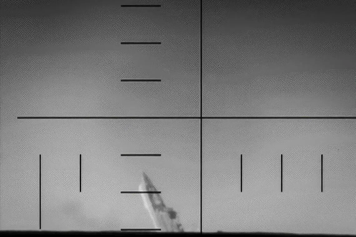 美国战争部通过潜望镜拍摄的画面显示，伊朗军舰遭击中后迅速沉没。（法新社）