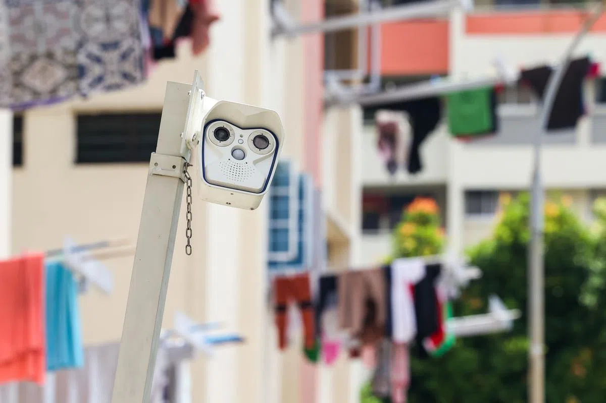 为了加强取缔高楼抛物的垃圾虫，环境局增加了监察摄像机的部署，拍下违例者犯案的证据。（陈斌勤摄）