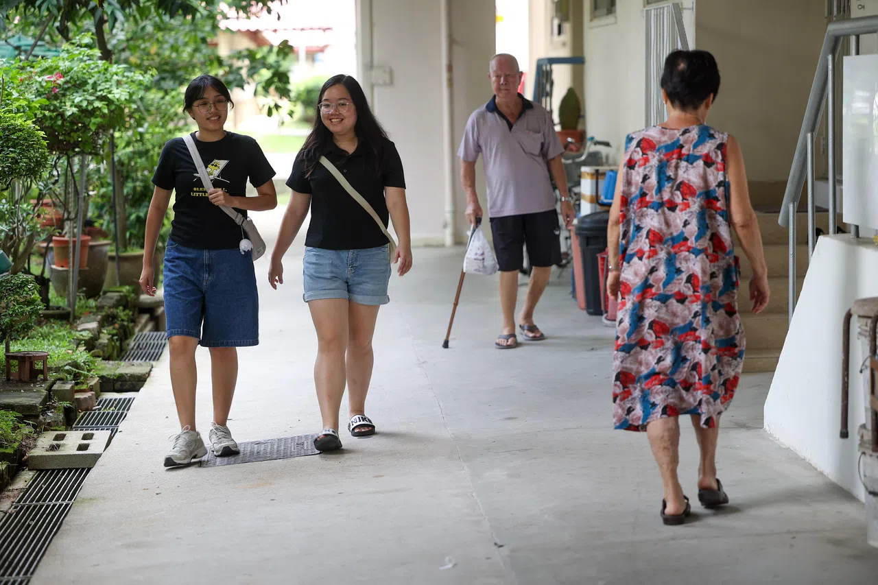 覃竖荑（左）与黄佳韵（右）是高中同学，高中时期放学后都会到义顺纳福城吃饭与逛街。（关俊威摄）