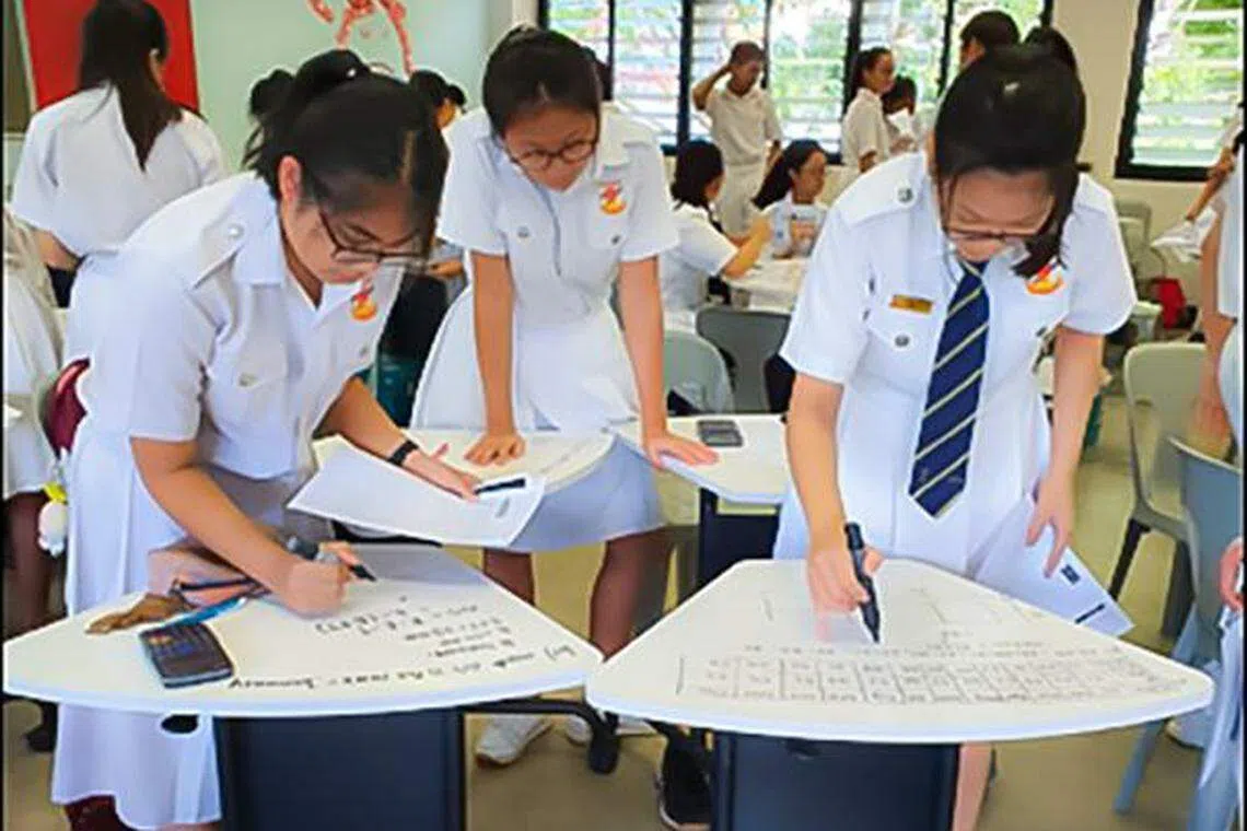 辅华中学在部分课室增添可让学生在桌面书写的移动桌子（mobile table），提供更灵活、具创意的学习环境。（辅华中学提供）