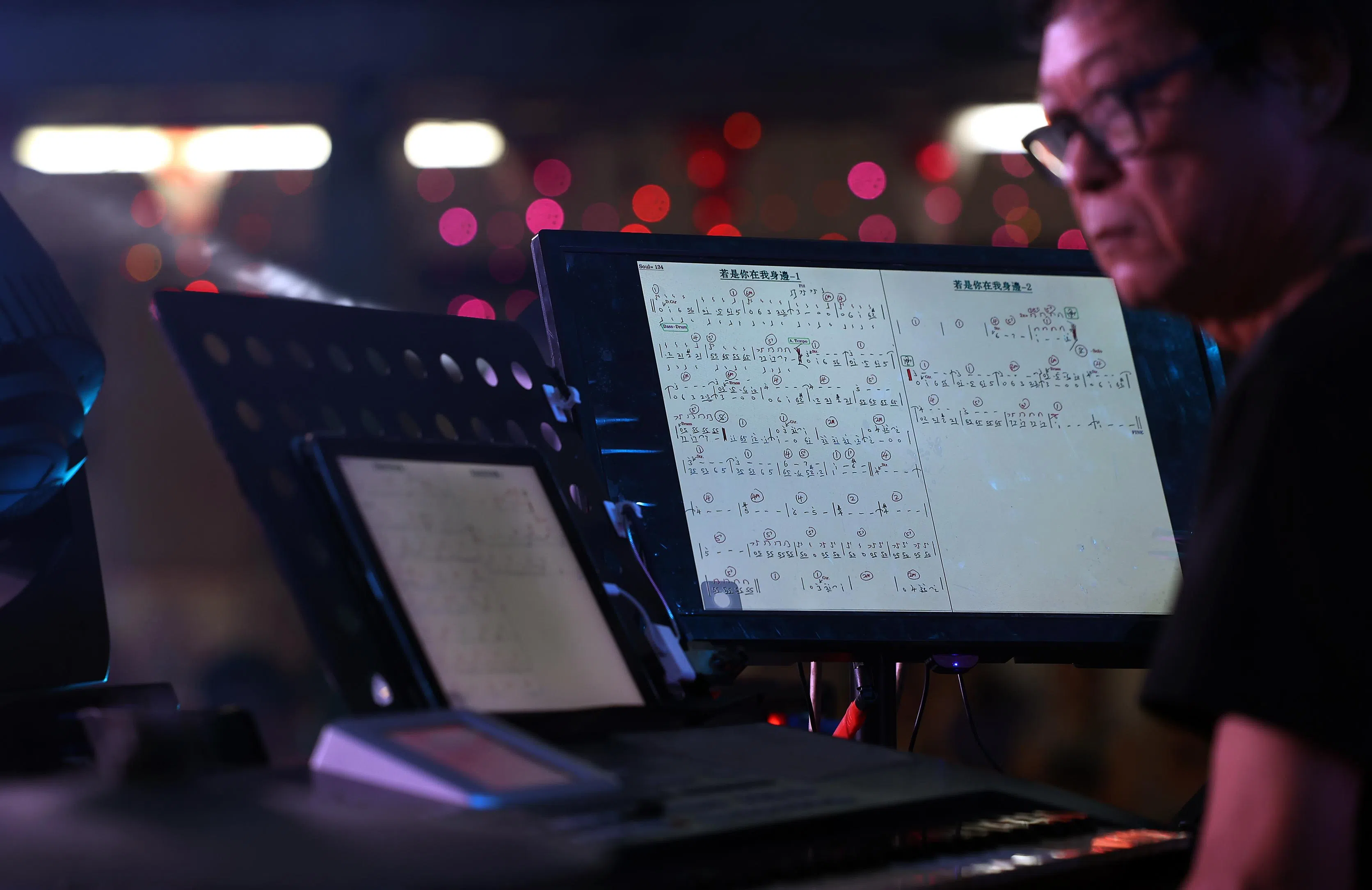 本地歌台伴奏乐队用的是简谱，不是五线谱。（萧紫薇摄）