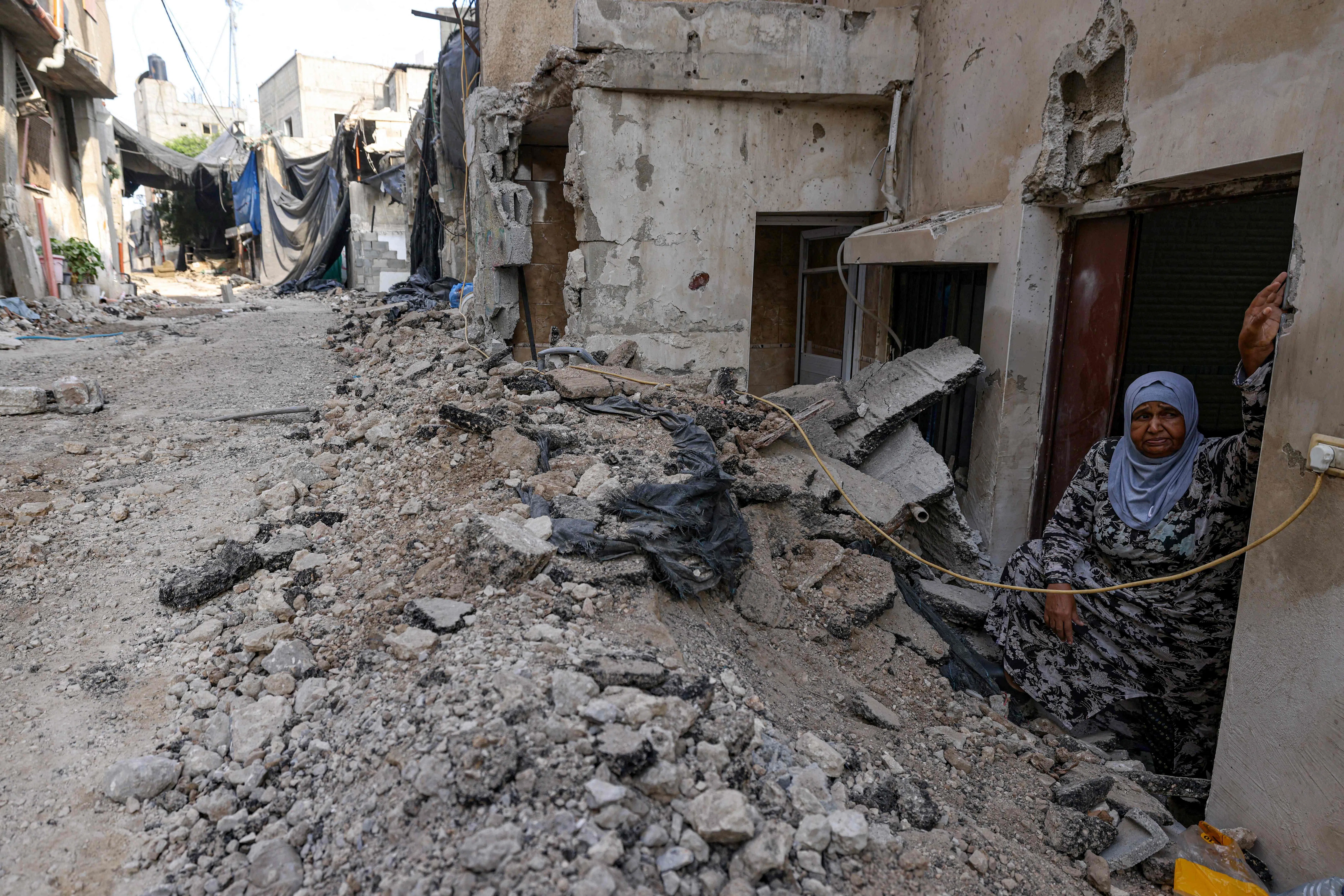 8月30日，在以色列大规模的军事行动后，位于图勒凯尔姆附近的努尔沙姆斯（Nur Shams）难民营一条街道旁的房舍尽毁。（法新社）